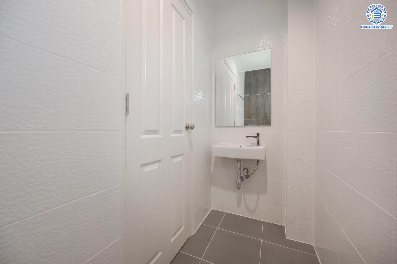 บ้านมือสองตกแต่งใหม่ โครงการ มณธานี บางแค บ้านเดี่ยว 3 ชั้น ดีไซน์หรูหรา เนื้อที่กว้าง 56.40 ตร.ว. พื้นที่ใช้สอย 240 ตร.ม. ฟังก์ชัน 5 ห้องนอน 4 ห้องน้ำ 2 ที่จอดรถ ฟังก์ชันครบตอบทุกไลฟ์สไตล์ บนทำเลศักยภาพ เชื่อมต่อถนนกาญจนาภิเษก ใกล้เดอะมอลล์บางแค ใกล้รถไฟฟ้าสายสีน้ำเงิน "สถานีหลักสอง" และจุดขึ้นทางด่วน "กาญจนาภิเษก"